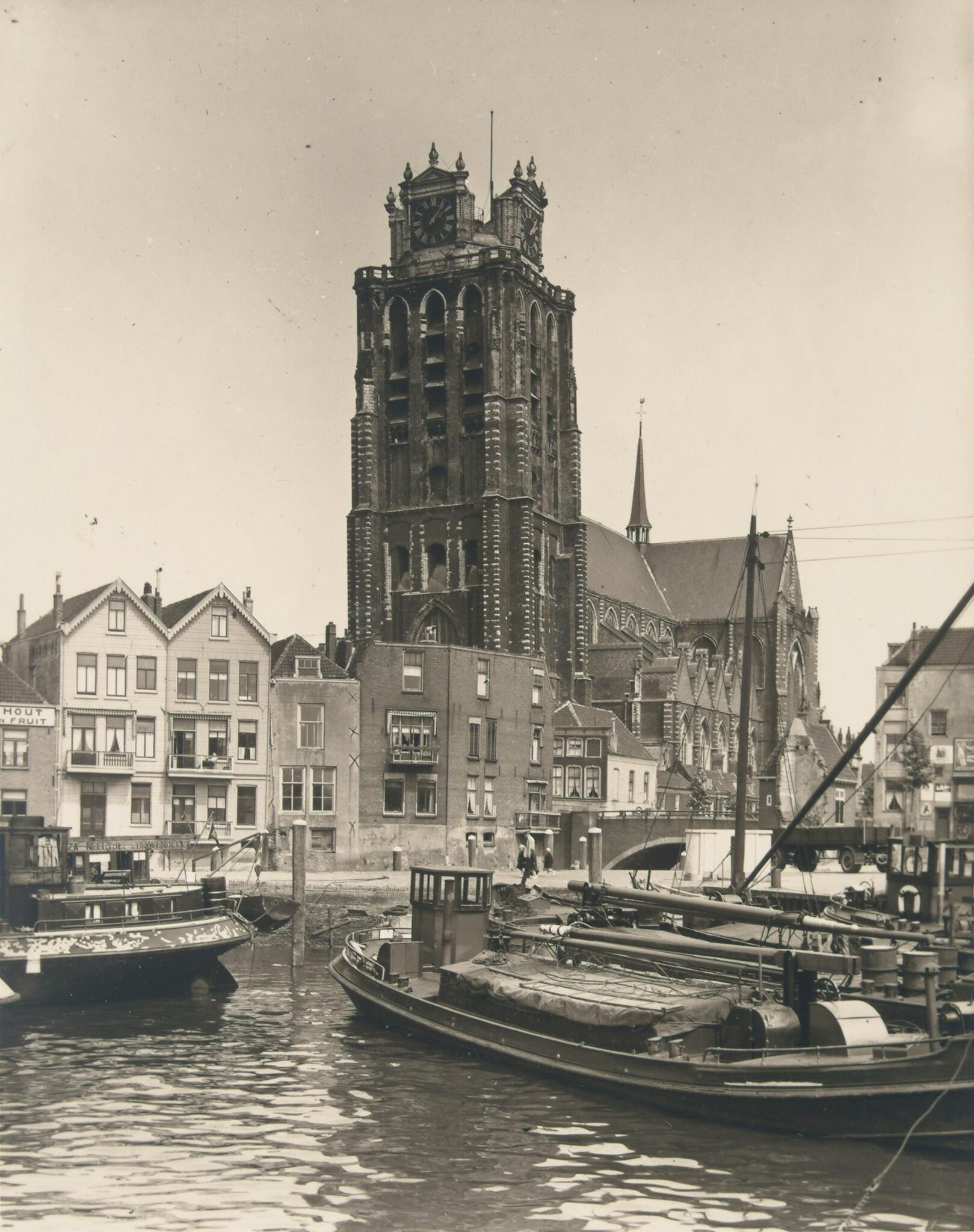 De foto van J. van de Weg uit 1948 toont een standpunt iets verder weg dan het schilderij van Roelofs